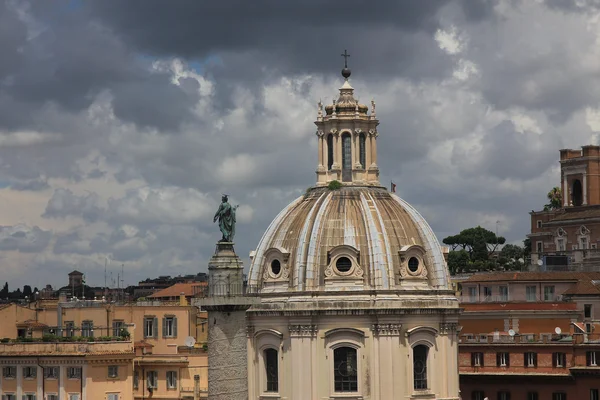 Cúpula dos antigos edifícios históricos no centro de Roma — Fotografia de Stock