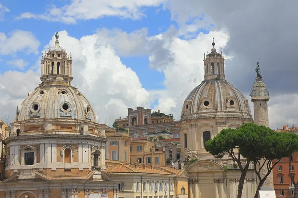 Kopuły starych zabytkowych budynkach w centrum Rzymu — Zdjęcie stockowe