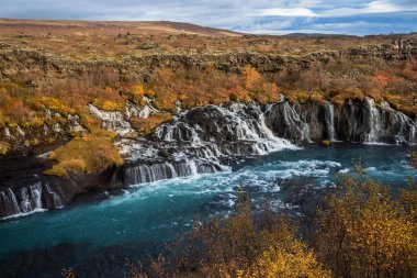 Hraunfossar şelale, İzlanda. Sonbahar manzara. Husafell