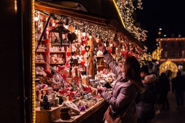 Meran, Suedtirol / Italien Aralık, 13. 2018 Kadınlar, Güney Tyrol / İtalya 'daki Merano' daki geleneksel noel pazarında (christkindlmarkt) çeşitli süsler sergilediler.