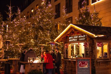 Meran, Suedtirol / Italien Aralık, 13 2018 Hotel Therme Meran / Terme Merano Noel ışıkları ve noel ağaçlarıyla süslenmiş