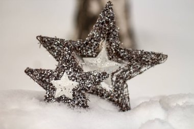 Kardaki yıldız süsleri; Bokeh arkaplanlı noel kartı