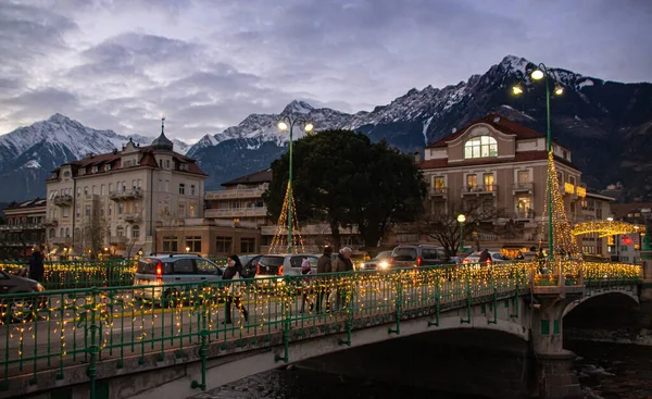 Meran Sdtirol Italien December 2018 Theaterbrcke Bro Dekorerad Med Julbelysning — Stockfoto