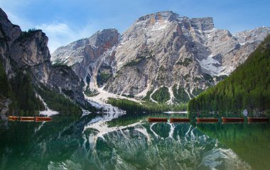 Dolomites, Unesco World Heritage, South Tyrol, İtalya 'daki Pragser Wildsee (Lago di Braies) ikonik dağ gölünün berrak sularında yansıyan Seekofel Dağı' nın akşam manzarası.