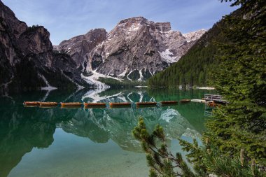 Dolomites, Unesco World Heritage, South Tyrol, İtalya 'daki Pragser Wildsee (Lago di Braies) ikonik dağ gölünün berrak sularında yansıyan Seekofel Dağı' nın akşam manzarası.