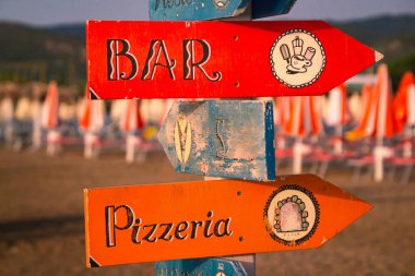Vieste, Gargano, Apulia, İtalya 'daki Spiaggia di Castello plajında bar ve Pizzeria tabelası.
