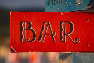 kırmızı boyalı ahşap tabela arkaplanı bulanık.