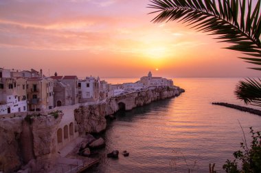 San Francesco, Vieste, Gargano, Apulia, İtalya 'nın tarihi eski kasaba ve kilisesinin günbatımı manzarası