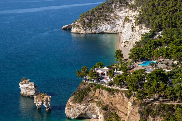 Ünlü manzaralı plaj manzarası Baia delle Zagare, Apulia, İtalya