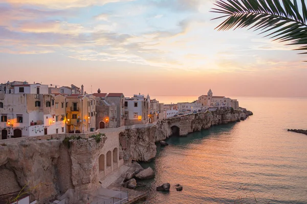 San Francesco, Vieste, Gargano, Apulia, İtalya 'nın tarihi eski kasaba ve kilisesinin günbatımı manzarası