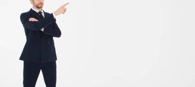 Takım elbiseli ve kravatlı yakışıklı bir iş adamı..