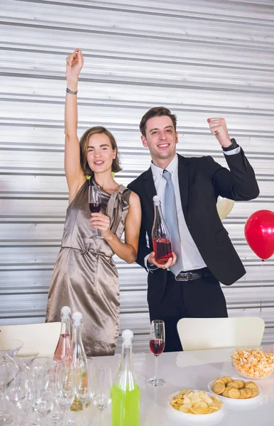 Die Schöne Frau Und Der Smarte Mann Halten Das Champagnerglas — Stockfoto