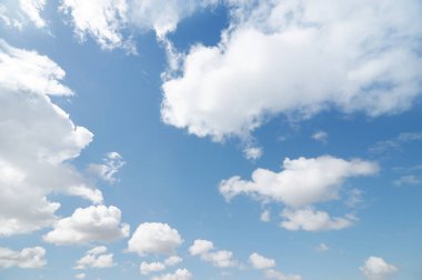 yumuşak bulutlar ve mavi gökyüzü arkaplanı