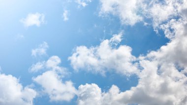 yumuşak bulutlar ve mavi gökyüzü, soyut beyaz arkaplan