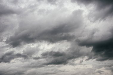 Yağmur öncesi dramatik bulutlar, karanlık gökyüzü