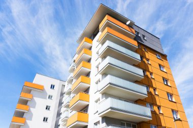 Polonya 'nın Bialystok şehrinin mimari geçmişi. Yüksek apartman blokları yaşam alanı. Yeni mahalle modern tarzı..