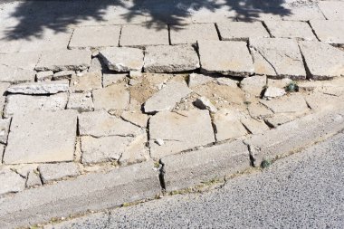 Kırık eski kaldırım taşları.