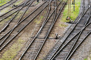 Demiryolu üst görünüm arka planı. Tren taşımacılığı endüstrisi. Demiryolu dokusu. İki iz kesişiyor. Eski demiryolu ahşap kravatı. Ezilmiş taştan yapılmış denge taşları..