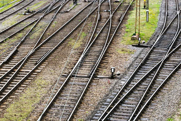 Demiryolu üst görünüm arka planı. Tren taşımacılığı endüstrisi. Demiryolu dokusu. İki iz kesişiyor. Eski demiryolu ahşap kravatı. Ezilmiş taştan yapılmış denge taşları..