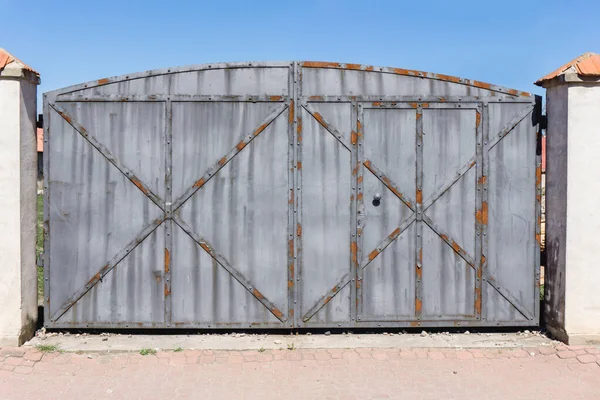 有栅栏的旧金属门 — 图库照片