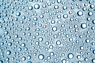 Su bardağa düşer.