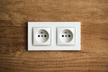 Tahta arka planda prizler var.