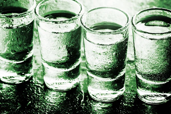 Shots Vodka Vidro Álcool Bebe Uma Textura Fileira Festa Fim — Fotografia de Stock