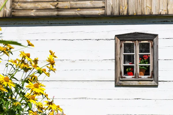 木制窗户背景 空荡荡的复制空间乡村小屋 老式小木屋白色油漆墙 乡村建筑质感 — 图库照片