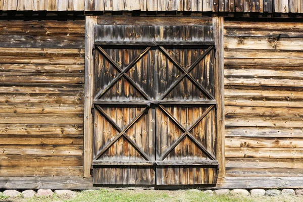 农村房屋的旧木门 — 图库照片