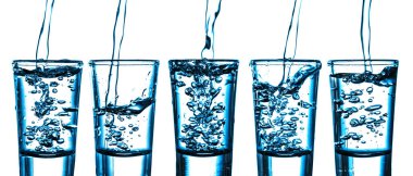 Arka arkaya votka shot. Neon mavisi bar karşılaşması. Aydınlatılmış şeffaf cam. Likör döküyorum. Hafta sonu parti alkol geçmişi.