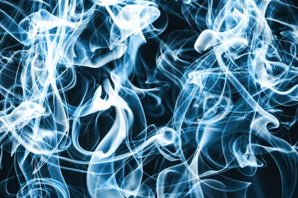 黑色背景下的深蓝色烟雾 — 图库照片