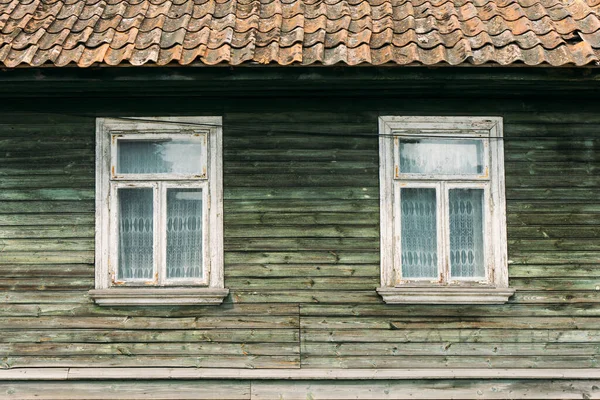 有窗户的旧木制房子 — 图库照片