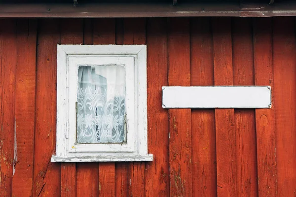 门上挂着旧木窗的窗户 — 图库照片