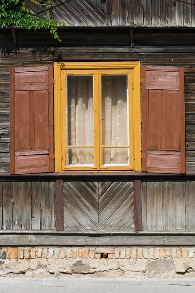 有门的旧木制窗户 — 图库照片