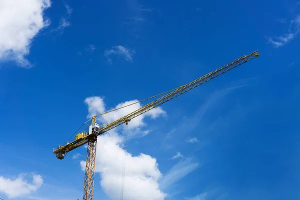 青い空に対する建設クレーン — ストック写真