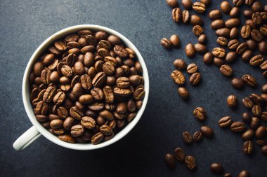 Siyah arka planda kahve çekirdekleri.