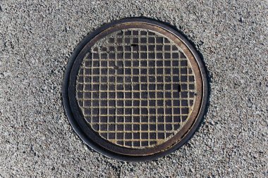 Ortasında delikler olan eski metal borular.