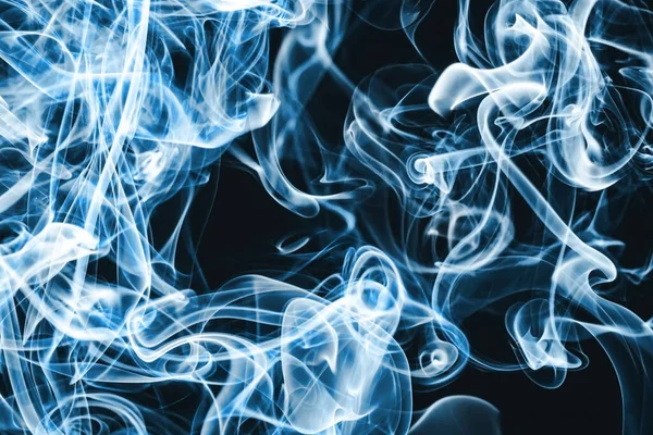 黑色背景下的深蓝色烟雾 — 图库照片