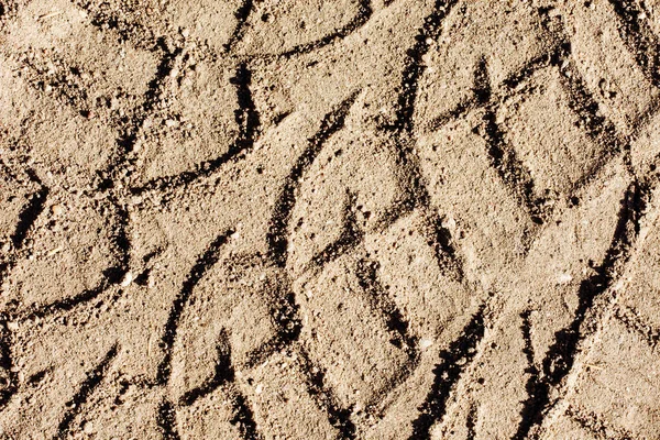 Lastik Izi Arkaplanı Lastik Izi Şeklinde Kuru Sarı Kum Deseninde — Stok fotoğraf