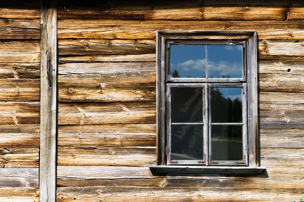 有老房子的木制窗户 — 图库照片