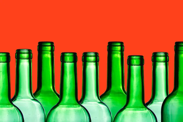 Fila Bottiglie Vuote Sfondo Rosso — Foto Stock