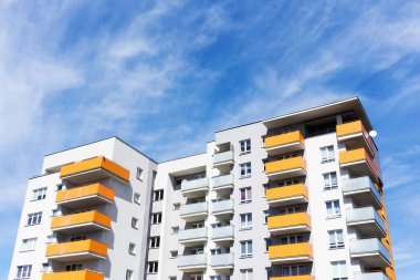 Mavi gökyüzü olan modern apartman