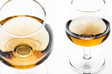 İki kadeh beyaz şarap, yakın plan.