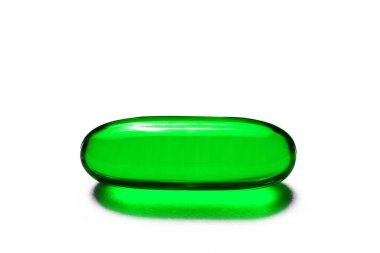 Beyaz arkaplanda izole edilmiş yeşil hap