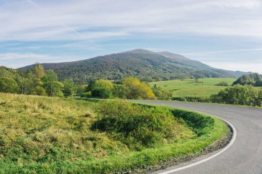 Mavi gökyüzü olan dağlarda yol