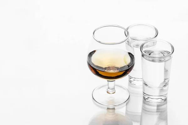 Bicchiere Brandy Bicchieri Vodka Sfondo Bianco — Foto Stock