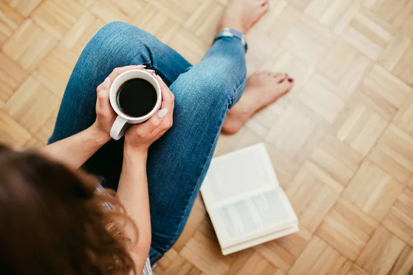 Mujer Con Taza Café Sentada Suelo — Foto de Stock