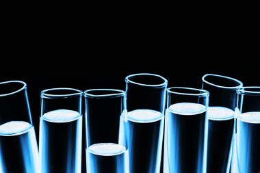 test tüpleri siyah arkaplanda