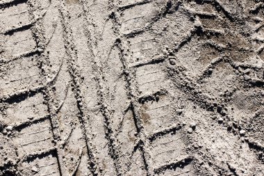 Yoldaki tekerlek izi