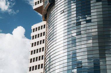 Yüksek bina manzarası, gündüz vakti